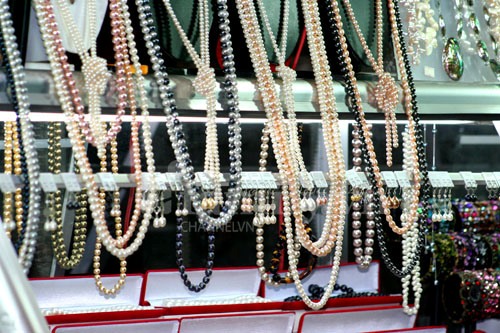 Ngọc trai là một sản phẩm đặc trưng của Phú Quốc được bán nhiều ở chợ đêm Dinh Cậu.